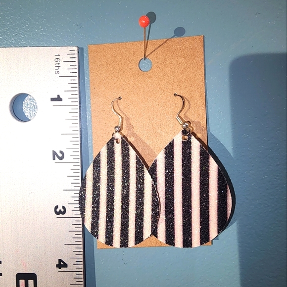 Teardrop Shaped handmade earrings - Black and white stripe with shimmery glitter - Picture 5 of 6